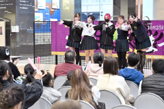 幅広い層の観客を歌とダンスで魅了した、星槎高校アイドル部のメンバーら