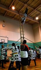 最後にはしご上りが披露され子どもたちの拍手を浴びた