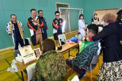 出展者同士も互いのブースを訪れそれぞれの仕事に触れた