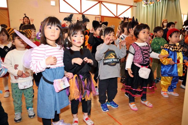 仮装し園内で「トリック・オア・トリート」 音更駒場こども園
