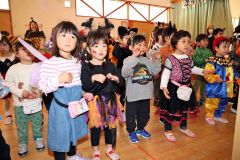 仮装し園内で「トリック・オア・トリート」　音更駒場こども園