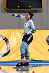 【女子1500メートル】1分58秒48のタイムを出し、ガッツポーズをして喜ぶ新田恭子(金野和彦撮影)