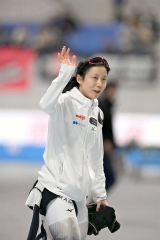 女子1500メートルで優勝を決め、スタンドからの祝福の拍手に手を振る高木美帆