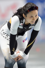 女子1500メートルでトップに立ち、笑顔を見せる高木美帆(金野和彦撮影)