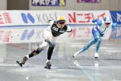 【女子1500メートル】バックストレートで、同走の佐藤綾乃(右)と競り合う高木美帆(金野和彦撮影)
