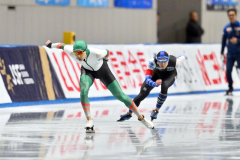 【男子1000メートル】同走で競り合う山田和哉(左)と野々村太陽。山田は4位、野々村は5位となった