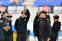 男子1000メートルで優勝し、関係者の祝福に手を振って応える山田将矢(左)。右は2位の森重航(金野和彦撮影)