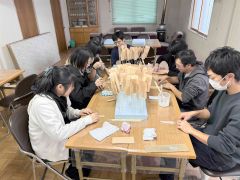 説明を受けながらうろこを作る参加者
