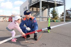 放水体験に挑戦する子ども