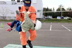 救助体験に挑戦する子ども