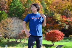 ＢＥＡＮＳのＴシャツを着こなす小林さん