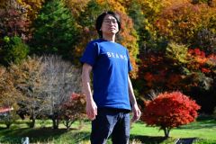ＢＥＡＮＳのＴシャツを着こなす小林さん
