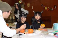 ジャック・オーランタンづくりを楽しむ子ども
