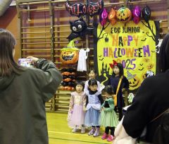 仮装姿で記念撮影する子どもたち