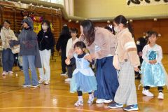 池田高校生企画しハロウィーンパーティー　親子連れ仮装し楽しむ