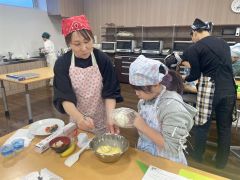 クレープ作りに挑戦する親子