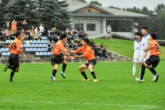 【決勝・帯北―帯柏葉】帯北の高田翔輝（左から２番目）が先制点を挙げ、チームメートと喜びを分かち合う