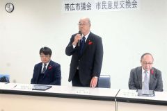 開会式に臨む（右から）楢山副議長、横山議長、石井議会運営委員長