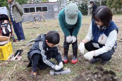 火おこしに挑戦する児童