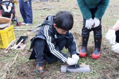 火おこしに挑戦する児童