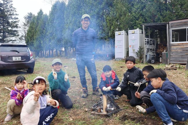 たき火でマシュマロ焼き　池田　子どもたち火おこし体験