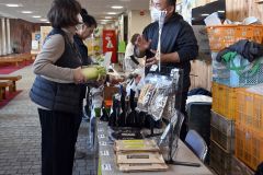 福祉サービス事業所の販売ブースが並ぶ会場