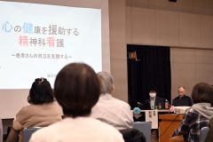 演者の話に耳を傾ける来場者