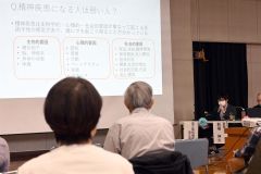 精神疾患について説明する新福医師の話に耳を傾ける来場者