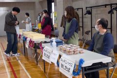 福祉サービス事業所の販売ブースが並ぶ会場