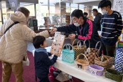 福祉サービス事業所の販売ブースが並ぶ会場
