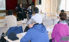 講演する松原さん