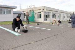福祉センター駐車場のラインを補修　清水町商工会工業部会 2