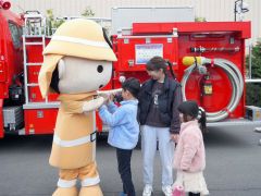 マスコットと一緒に記念撮影する子ども