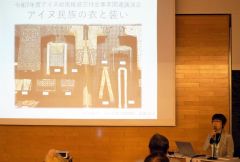 アイヌ民族に関する衣類の変遷を解説する齋藤准教授