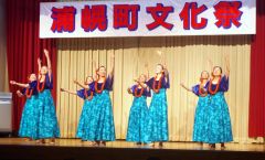 フラダンスなどの披露も