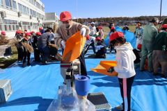 伝統農具で脱穀体験　池田小３年生 5