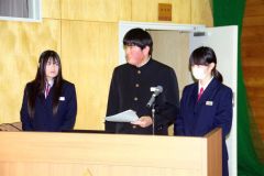 プロジェクトの成果を発表する生徒たち