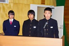 プロジェクトの成果を発表する生徒たち