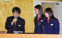 プロジェクトの成果を発表する生徒たち