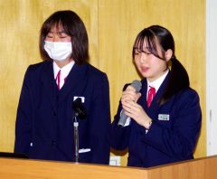 プロジェクトの成果を発表する生徒たち