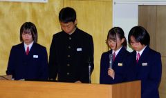 プロジェクトの成果を発表する生徒たち