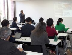 再生した空き施設の概要を学ぶ参加者