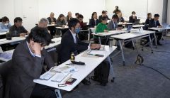 再生した空き施設の概要を学ぶ参加者