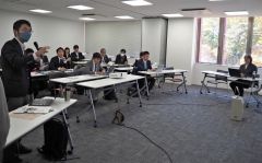 再生した空き施設の概要を学ぶ参加者