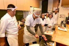 池田社長(左)からネタの切り方を学ぶ参加者