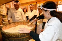 池田社長(左)の説明のもと、シャリ作りを体験する参加者