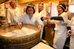 池田社長(左)の説明のもと、シャリ作りを体験する参加者