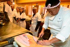 池田社長(右)の包丁さばきを見入る参加者