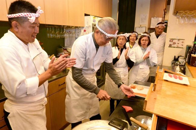 源すしでシンガポール旅行者が「すし握り体験」　本別