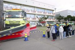 除雪ドーザーを見学する足寄小の児童